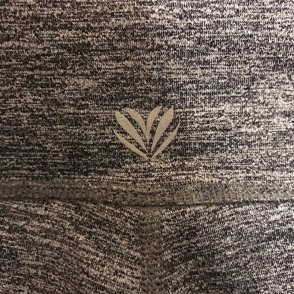 SOLD- Active mesh panel leggings - Picture 4 of 6